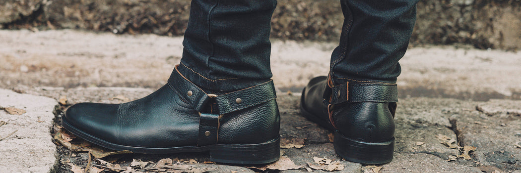 BOTAS DE CUERO NEGRO DEMONS & MACHINES TIPO ENGINEER CON ARNÉS METÁLICO, ESTÉTICA RUGGED Y ATEMPORAL