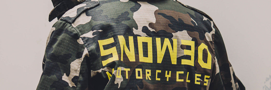 CAMPERA CAMO CON ESTAMPA TRASERA “DEMONS MOTORCYCLES” EN AMARILLO