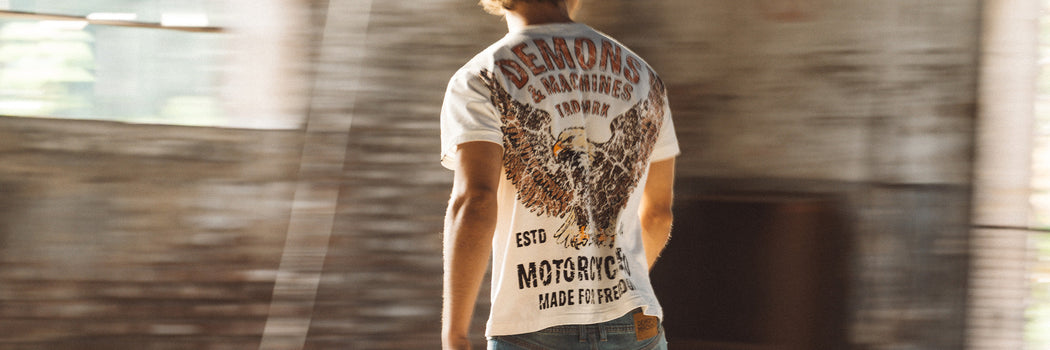 REMERA DEMONS & MACHINES CON ESTAMPA TRASERA MOTORCYCLES EN ESCENA URBANA EN MOVIMIENTO
