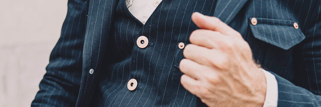 DETALLE DE SACO Y CHALECO RAYADOS CON BOTONES Y TEXTURA SASTRERA EN LOOK CONTEMPORÁNEO