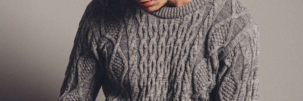 SWEATER TEJIDO GRIS DE PUNTO GRUESO DEMONS & MACHINES CON TEXTURA TRENZADA Y ESTILO CLÁSICO
