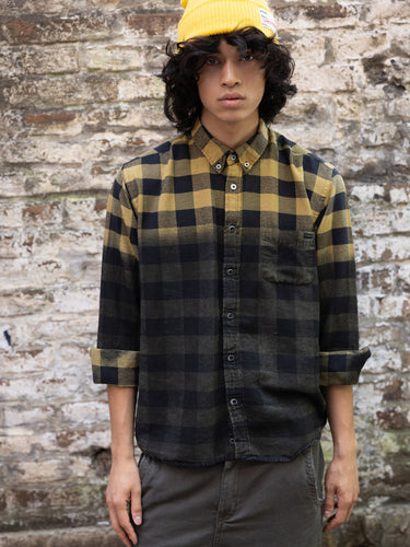 Camisa Colorado Dyed de Demons & Machines con detalles en negro, prenda para hombre. #color_ocre