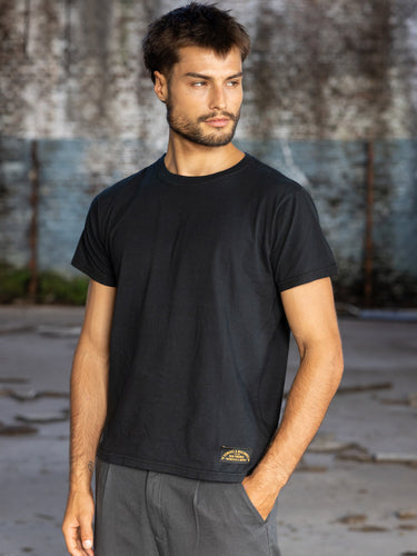 Remera acid wash Demons & Machines, estilo desgastado, 100% algodón premium pesado. #color_negro