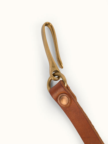 Tira de cuero de origen vegetal natural de 3mm de espesor con remaches de cobre. #color_suela