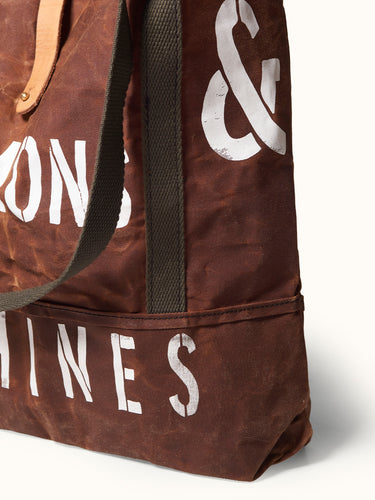 Bolso estilo militar Demons & Machines, de gabardina encerado artesanalmente logrando impermeabilizar el producto y hacerlo repelente al agua.#color_marr-n