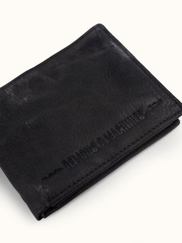 Billetera triple Demons & Machines fabricada en cuero vacuno con proceso vintage. Tiene divisiones internas para tarjetas y billetes. Grabado de marca en bajo relieve tanto en interno como en externo.