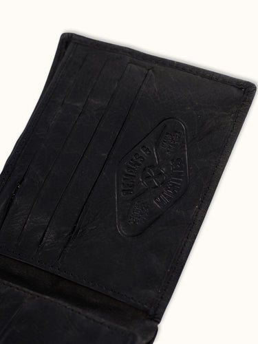 Billetera triple Demons & Machines fabricada en cuero vacuno con proceso vintage. Tiene divisiones internas para tarjetas y billetes. Grabado de marca en bajo relieve tanto en interno como en externo.