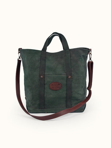 Bolso Campville XL de Demons & Machines, confeccionado en panamá de algodón, teñido en pieza terminada y encerado artesanalmente logrando impermeabilizar el producto y hacerlo repelente al agua.