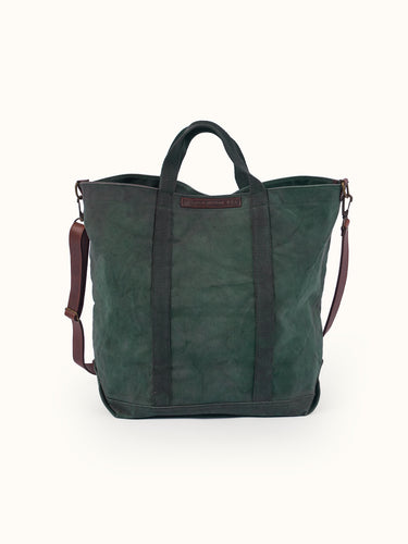 Bolso Campville XL de Demons & Machines, confeccionado en panamá de algodón, teñido en pieza terminada y encerado artesanalmente logrando impermeabilizar el producto y hacerlo repelente al agua.