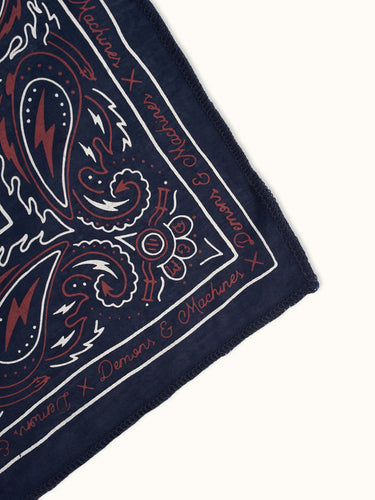 Pañoleta tradicional azul de la marca Demons & Machines, con diseño clásico y detalles en el borde. #color_azul