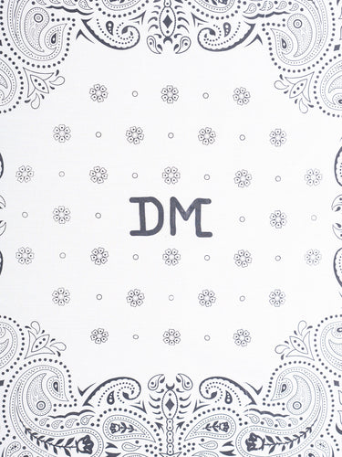 Bandana Ranch de Demons & Machines con diseño clásico y detalles estampados. #color_offwhite