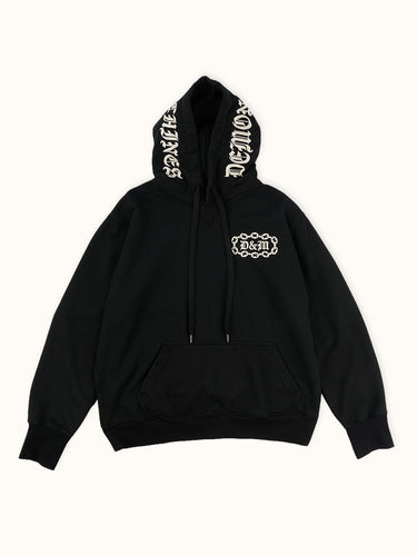 Buzo Hoodie Demons & Machines confeccionado en rústico de algodón de buen peso, con puños tejidos en morley al tono en mangas y bajo ruedo. Capucha ajustable mediante cordón. Bordados marcarios en altura 3D con hilo a contratono. 100% Algodón. #color_negro