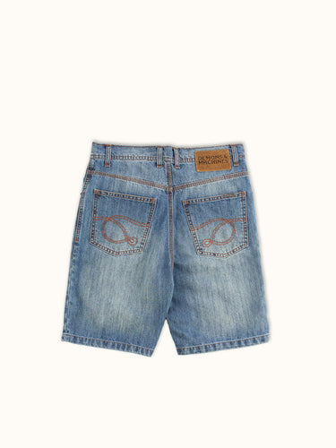 Bermuda Alex Mid Blue de jean lavado, vista de espalda con parche de cuero. #color_azul