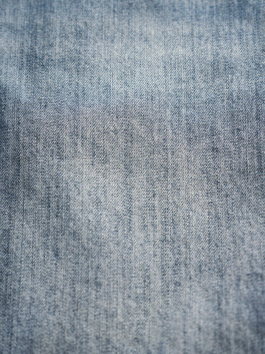 Bermuda Alex Mid Blue de jean lavado, detalle del denim lavado. #color_azul
