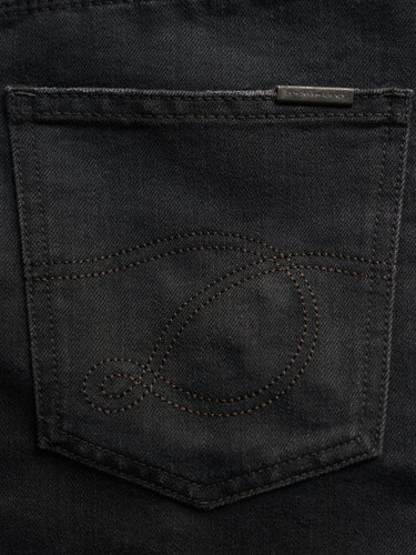 Bermuda Alex Black de jean negro, detalle del bolsillo trasero. #color_negro