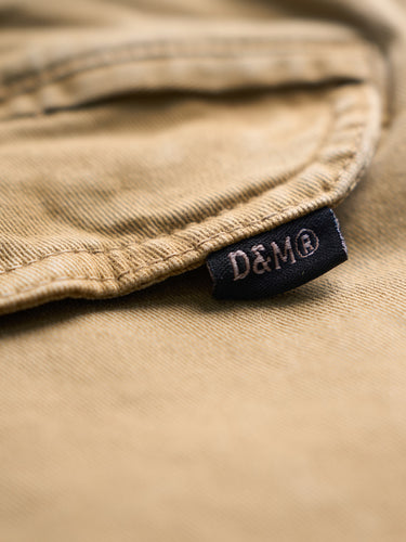 Bermuda Benson Vintage camel, detalle del bolsillo y la etiqueta D&M. #color_camel