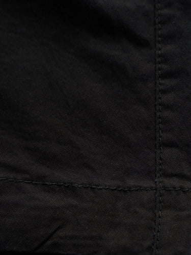 Bermuda chino Santa Cruz azul, detalle de la gabardina y la costura. #color_azul