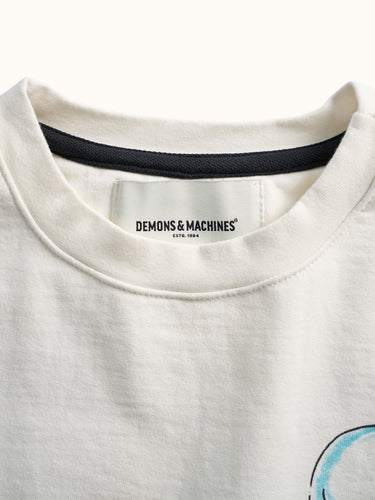 Buzo Till Death crudo, detalle del cuello y la etiqueta Demons & Machines. #color_crudo