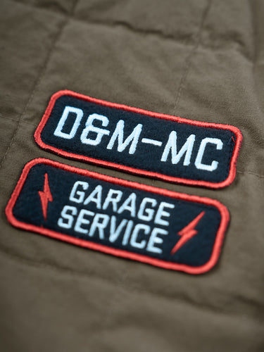 Chaleco Tyron de Demons & Machines, confeccionado en gabardina de algodón matelaseada. #color_camel