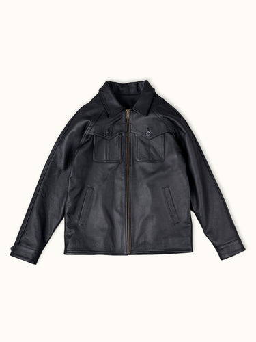 Campera de Demons & Machines confeccionada en cuero vacuno graneado. Calce regular, con cuello camisero, manga ranglan, bolsillos superiores con botones pasta al tono y ojales sastreros. El corte y confección de cada una de nuestras camperas de cuero se lleva a cabo de manera artesanal y personalizada.