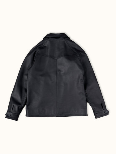 Campera de Demons & Machines confeccionada en cuero vacuno graneado. Calce regular, con cuello camisero, manga ranglan, bolsillos superiores con botones pasta al tono y ojales sastreros. El corte y confección de cada una de nuestras camperas de cuero se lleva a cabo de manera artesanal y personalizada.