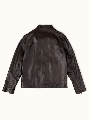Campera de Demons & Machines confeccionada en cuero vacuno gastado. Calce regular, cuello alto con presilla de ajuste mediante hebilla metálica, acceso con botones pasta negros y ojales sastreros. El corte y confección de cada una de nuestras camperas de cuero se lleva a cabo de manera artesanal y personalizada.
