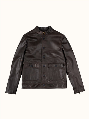 Campera de Demons & Machines confeccionada en cuero vacuno gastado. Calce regular, cuello alto con presilla de ajuste mediante hebilla metálica, acceso con botones pasta negros y ojales sastreros. El corte y confección de cada una de nuestras camperas de cuero se lleva a cabo de manera artesanal y personalizada.