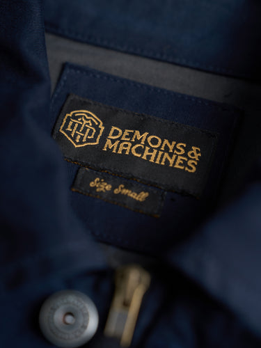 Campera de Demons & Machines confeccionada en gabardina con proceso industrial de arenado sobre prenda terminada. #color_azul