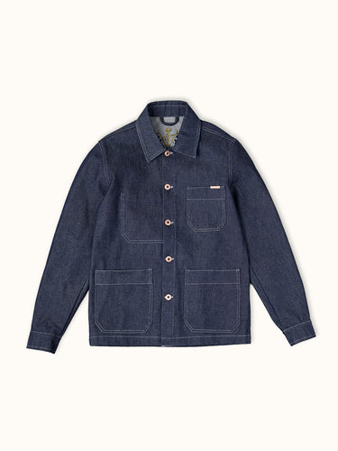 Camisaco Sendai de Demons & Machines de inspiración japonesa, confeccionado en denim crudo de 14 onzas, tela de buen peso con durabilidad, estructura y un look único. Sus costuras en hilo crudo refuerzan la impronta vintage.
