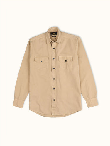 Camisa Greenville de Demons & Machines en color verde militar, calce regular y proceso de teñido sobre prenda terminada, logrando un look único y diferenciado. #color_camel