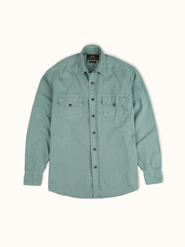 Camisa Greenville de Demons & Machines en color verde militar, calce regular y proceso de teñido sobre prenda terminada, logrando un look único y diferenciado. #color_verde