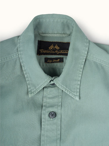Camisa Greenville de Demons & Machines en color verde militar, calce regular y proceso de teñido sobre prenda terminada, logrando un look único y diferenciado. #color_verde