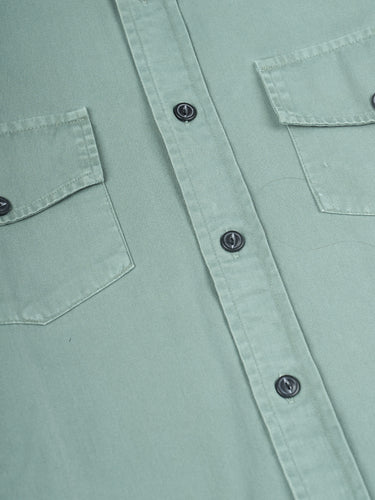 Camisa Greenville de Demons & Machines en color verde militar, calce regular y proceso de teñido sobre prenda terminada, logrando un look único y diferenciado. #color_verde