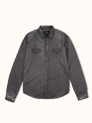 Camisa Demons & Machines confeccionada en poplin de algodón escocés con proceso de engrasado sobre prenda terminada. Broches perla negros en cartera y cuello. Bolsillos plaqué con tapa al frente.