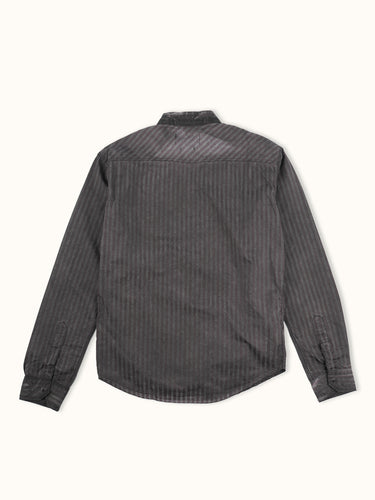 Camisa Demons & Machines confeccionada en poplin de algodón escocés con proceso de engrasado sobre prenda terminada. Broches perla negros en cartera y cuello. Bolsillos plaqué con tapa al frente.