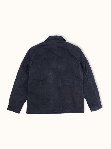 Campera de Demons & Machines, confeccionada en gabardina 7 con proceso wax (encerado) sobre prenda terminada.