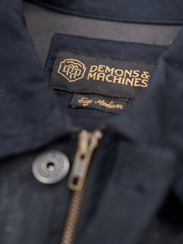 Campera de Demons & Machines, confeccionada en gabardina 7 con proceso wax (encerado) sobre prenda terminada.