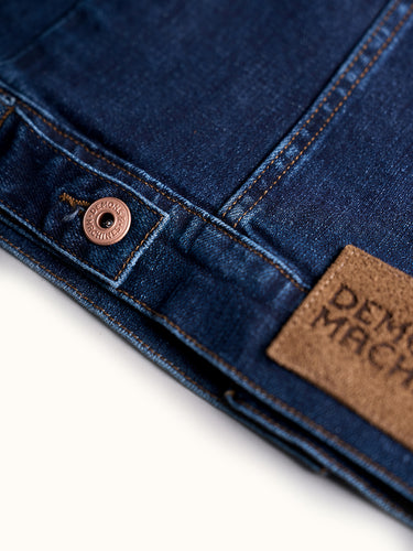 Campera de jean de Demons & Machines de calce slim y corte clásico. Su moldería se destaca por sus recortes que entallan sin ajustar en exceso.
