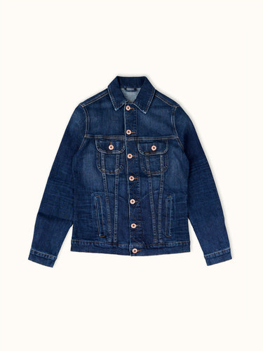 Campera de jean de Demons & Machines de calce slim y corte clásico. Su moldería se destaca por sus recortes que entallan sin ajustar en exceso.