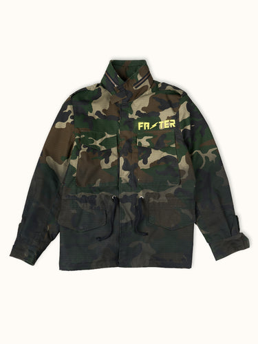 Campera de Demons & Machines, confeccionada en tela Rip Stop. De calce recto y largo a media cadera, estampa de marca con serigrafía tanto al frente como en la espalda.
