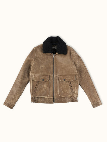 Campera estilo bomber confeccionada en cuero vacuno, con gastados artesanales sectorizados y cuello de piel desmontable. Calce regular. El corte y confección de cada una de nuestras camperas de cuero se lleva a cabo de manera artesanal.