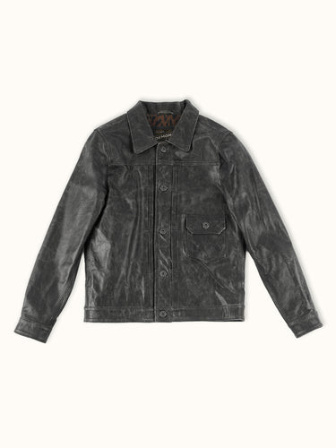 Campera Demons & Machines confeccionada en cuero vacuno, con gastados artesanales sectorizados. Calce slim, con cuello camisero, botones jeaneros con ojales rectos y tablas. Bolsillo plaqué al frente con tapa y botón.