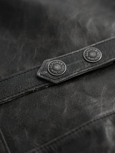 Campera Demons & Machines confeccionada en cuero vacuno, con gastados artesanales sectorizados. Calce slim, con cuello camisero, botones jeaneros con ojales rectos y tablas. Bolsillo plaqué al frente con tapa y botón.