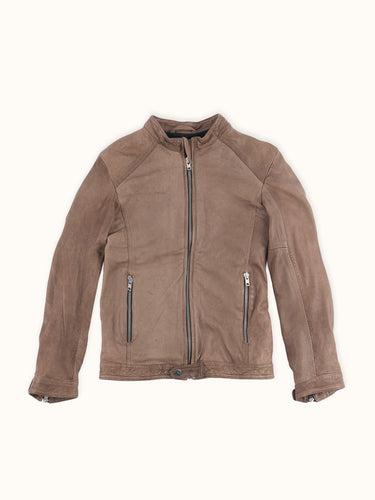 Campera de Demons & Machines de cuello mao confeccionada en cuero de oveja con proceso de lavado en prenda terminada, dándole un tacto especial y zonas de arrugas localizadas. Calce slim.
#color_marr-n