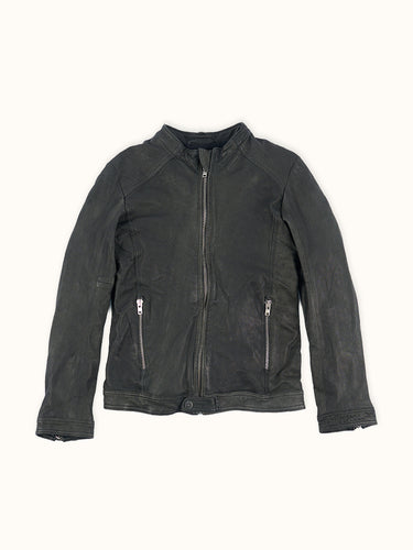 Campera Demons & Machines de cuello mao confeccionada en cuero de oveja con proceso de lavado en prenda terminada, dándole un tacto especial y zonas de arrugas localizadas. Calce slim. El corte y confección de cada una de nuestras camperas de cuero se lleva a cabo de manera artesanal y personalizada. #color_negro