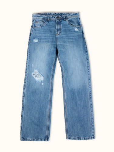 Jean de Demons & Machines de calce relaxed confeccionado en denim rígido. Este fit se caracteriza por su corte relajado, de tiro medio-bajo cae con gran amplitud desde la parte trasera hacia las piernas, terminando en una botamanga bien ancha, logrando comodidad y libertad de movimiento. Lavado destroyed en tono celeste con reservas de color azul original y roturas localizadas a lo largo del frente.