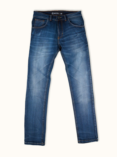 Jean de Demons & Machines de calce skinny confeccionado en denim elastizado importado de Turquía. Este fit es de tiro medio y queda entallado en piernas, acompañando el cuerpo sin pegarse excesivamente. La tela base, tejida en Turquía, es un gran diferencial en este modelo aportando comodidad, alta elasticidad y un tacto único.