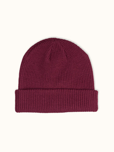 Gorro tejido tipo beanie de DEMONS & MACHINES en color bordo, vista frontal del diseño y material. #color_bordo