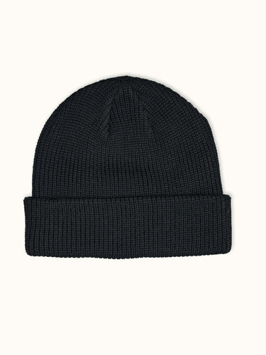 Gorro tejido negro de la marca Demons & Machines, estilo beanie, con aspecto cálido y cómodo para uso casual. #color_negro