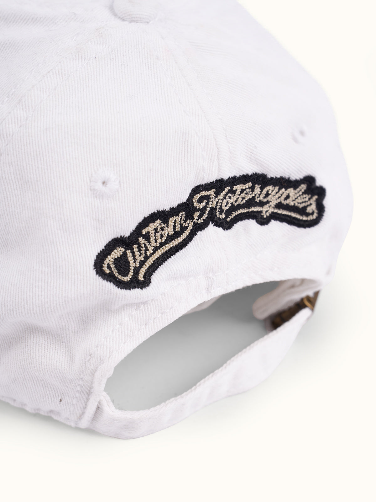 Detalle trasero de la Gorra Stone blanca con parche bordado Custom Motorcycles y cierre ajustable